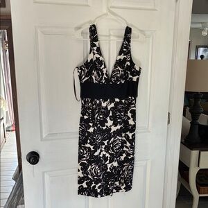 Chic Black and White Floral Dress with side zipper